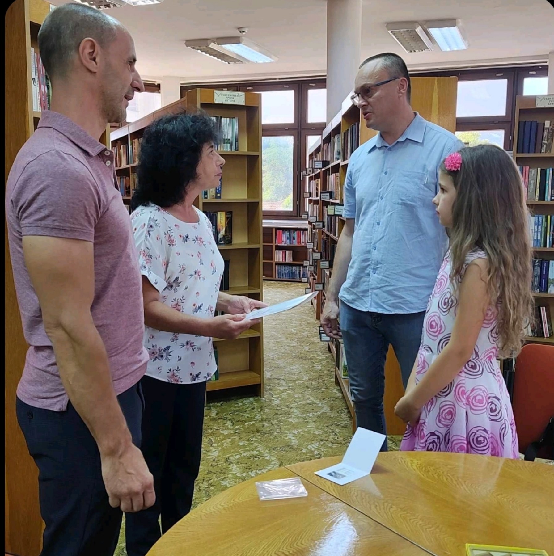 „Движение на просветителите“ дарява пощенски марки от лимитирана серия на библиотеки